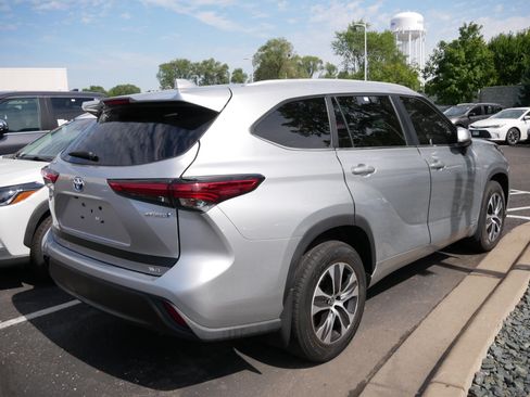 Used 2023 Toyota Highlander XLE AWD/4WD image 5