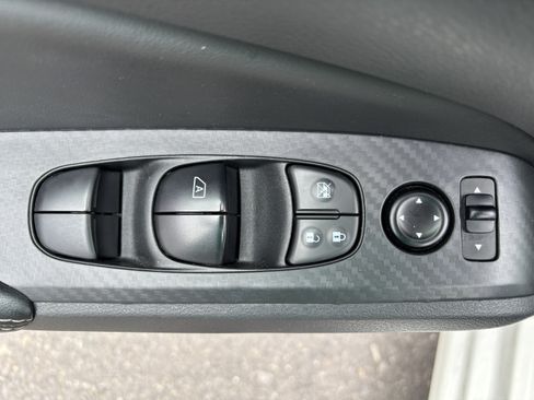 Used 2025 Nissan Altima 2.5 SV FWD image 17