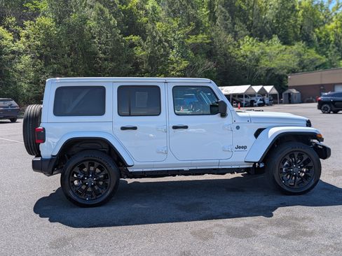 Used 2025 Jeep Wrangler Unlimited Sahara w/ Safety Group AWD/4WD image 10