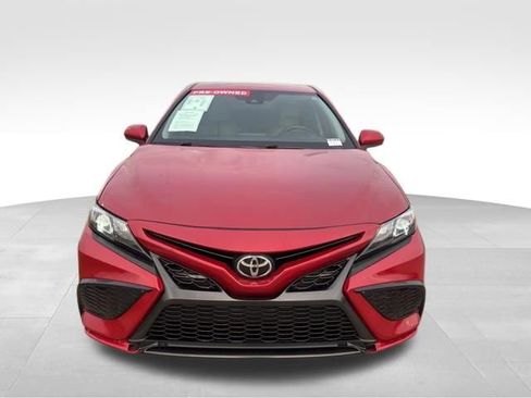 Used 2021 Toyota Camry SE FWD image 3