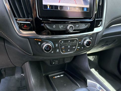 Used 2023 Chevrolet Traverse Premier FWD image 27