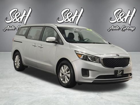 Used 2018 Kia Sedona L FWD image 2