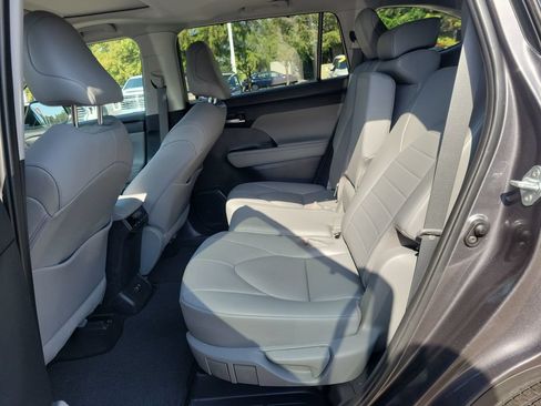 Certified 2021 Toyota Highlander XLE FWD image 26