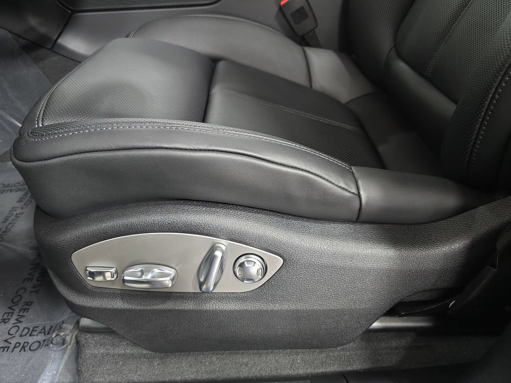 Certified 2026 Porsche Macan AWD/4WD image 23