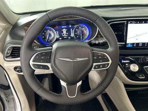 Used 2024 Chrysler Pacifica Limited image 15