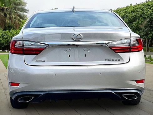 Used 2017 Lexus ES 350 w/ Luxury Package FWD image 3