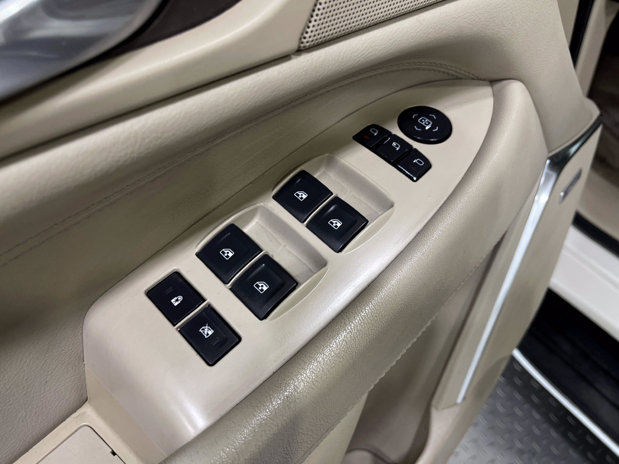 Used 2015 Cadillac Escalade Premium AWD/4WD image 16