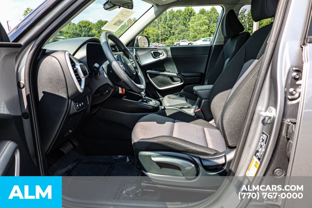 Used 2025 Kia Soul LX w/ LX Technology Package FWD image 17