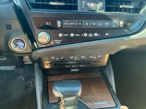 Used 2022 Lexus ES 300h w/ Luxury Package image 23