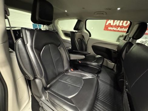 Used 2022 Chrysler Pacifica Touring-L FWD image 16