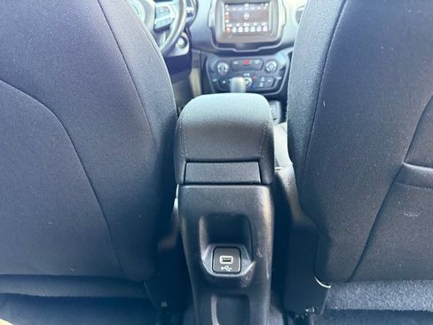 Used 2020 Jeep Renegade Latitude AWD/4WD image 23