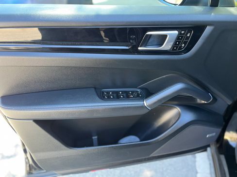 Used 2020 Porsche Cayenne w/ Driver Memory Package AWD/4WD image 11