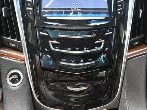 Used 2017 Cadillac Escalade Luxury AWD/4WD image 27