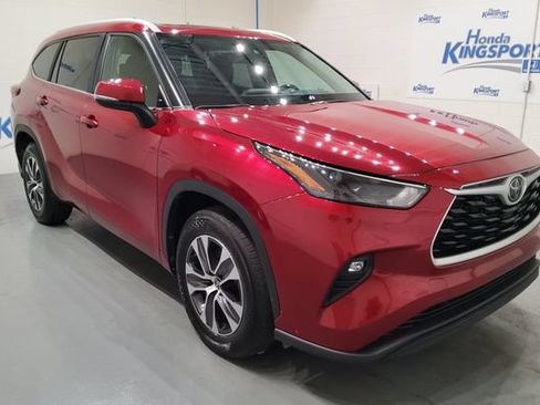 Used 2023 Toyota Highlander XLE FWD image 2
