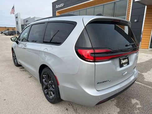 New 2026 Chrysler Pacifica Limited w/ S Appearance Package FWD image 8