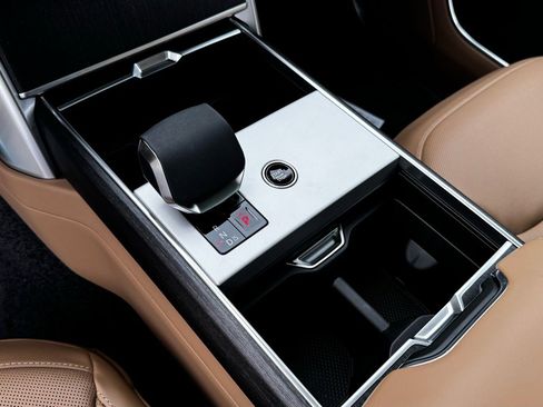 New 2025 Land Rover Range Rover Long Wheelbase SE image 12