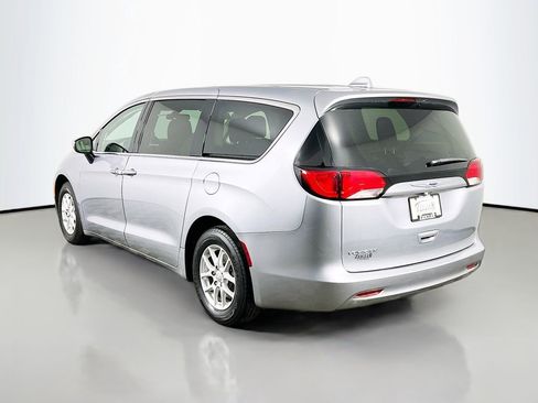 Used 2020 Chrysler Voyager LX image 7