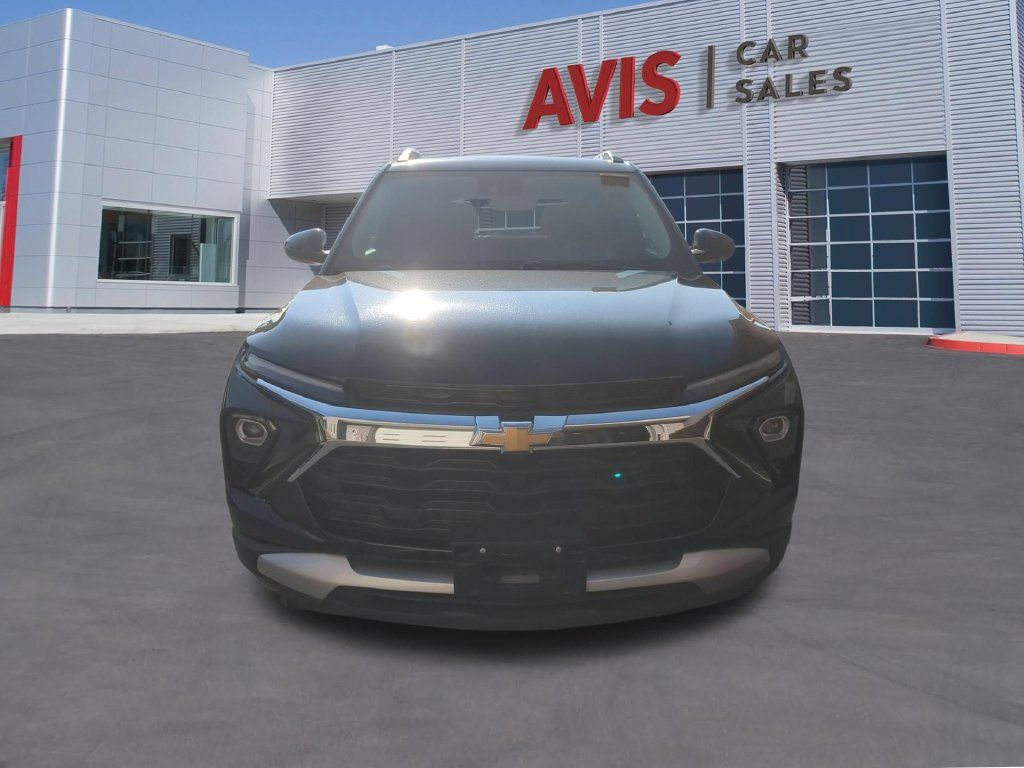 Used 2025 Chevrolet TrailBlazer LT AWD/4WD image 2