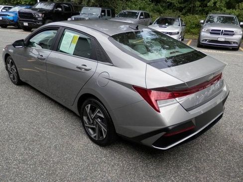 Used 2025 Hyundai Elantra SEL FWD image 6