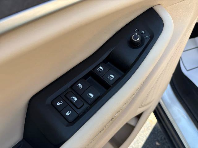 Used 2023 Jeep Grand Cherokee Limited AWD/4WD image 19