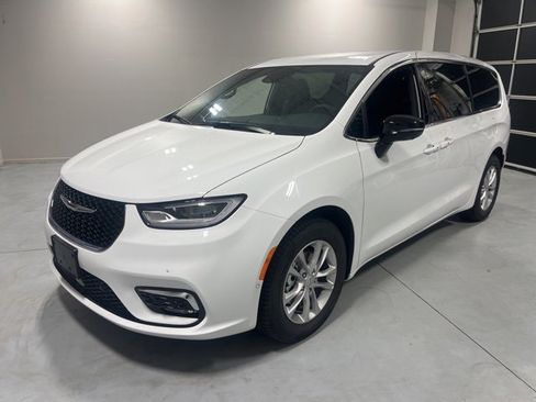 New 2026 Chrysler Pacifica Select image 3
