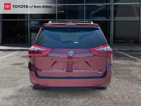 Used 2020 Toyota Sienna XLE w/ XLE Navigation Package FWD image 4