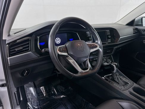 Used 2022 Volkswagen Jetta SE image 9