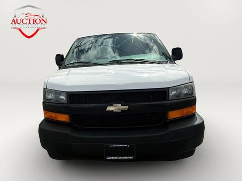 Used 2018 Chevrolet Express 3500 w/ Driver Convenience Package RWD image 2