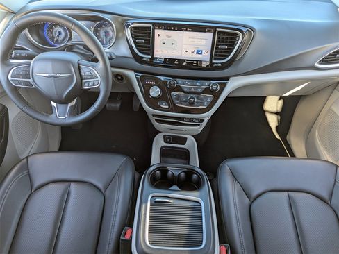 Used 2024 Chrysler Pacifica Touring-L image 16