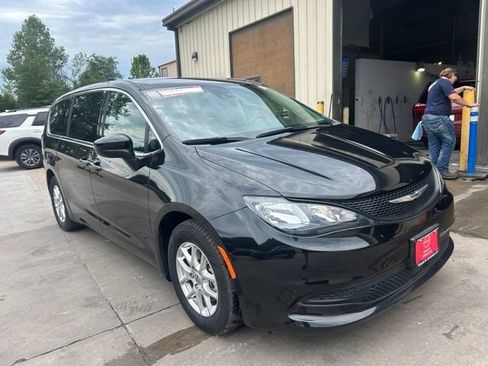Used 2023 Chrysler Voyager LX FWD image 1