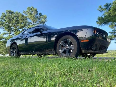 Used 2015 Dodge Challenger SXT RWD image 9