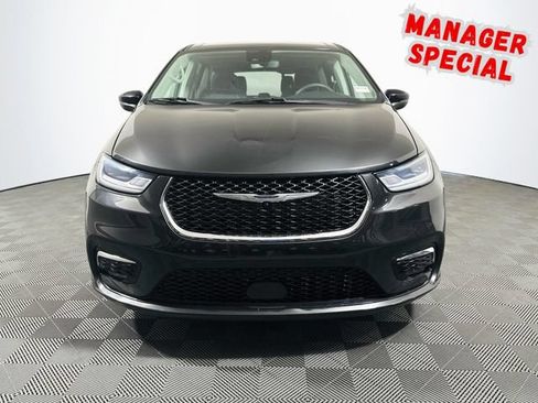 Used 2023 Chrysler Pacifica Touring-L FWD image 3