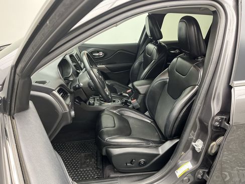 Used 2019 Jeep Cherokee Latitude Plus w/ Cold Weather Group image 9