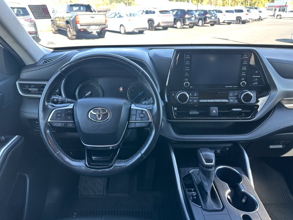 Used 2021 Toyota Highlander XLE AWD/4WD image 16