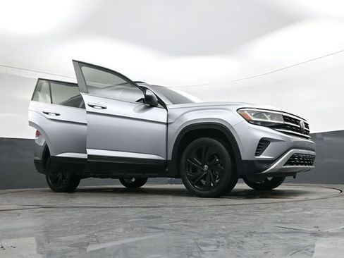 Used 2022 Volkswagen Atlas SE w/ Black Wheel Package image 39