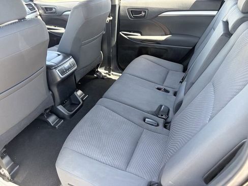 Used 2019 Toyota Highlander LE FWD image 17
