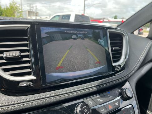 Used 2023 Chrysler Pacifica Touring FWD image 12