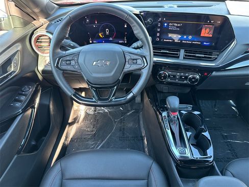 Used 2025 Chevrolet Trax RS image 28