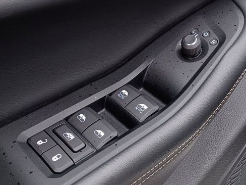 Used 2023 Jeep Grand Cherokee Altitude image 13