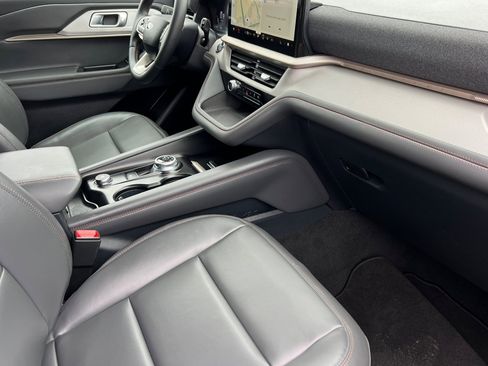 Used 2025 Ford Explorer Active w/ Active Comfort Package image 17