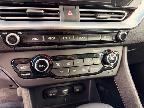 Used 2020 Kia Niro EX FWD image 23