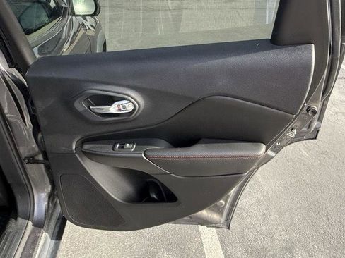 Used 2020 Jeep Cherokee Trailhawk image 28