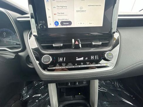 Used 2025 Toyota Corolla Cross XLE FWD image 24