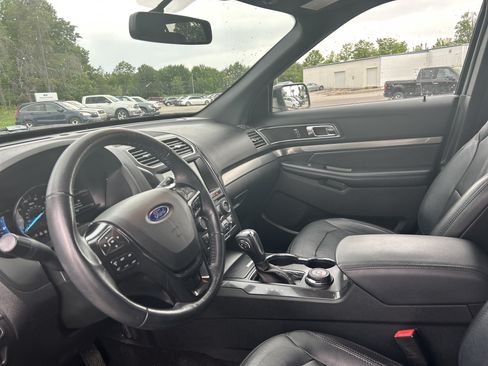 Used 2018 Ford Explorer XLT w/ Equipment Group 202A AWD/4WD image 14