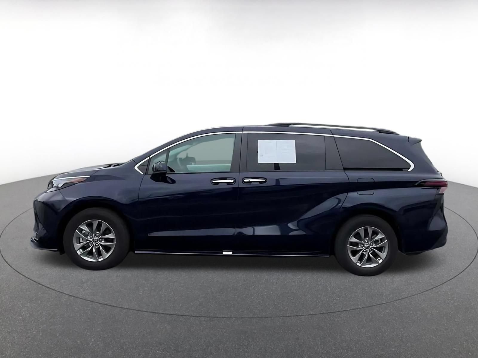 Used 2025 Toyota Sienna XLE FWD image 9