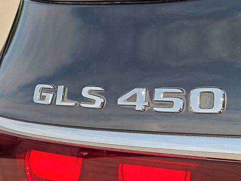 Used 2024 Mercedes-Benz GLS 450 4MATIC image 9