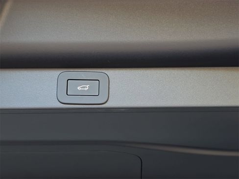 New 2026 Land Rover Range Rover SE image 13