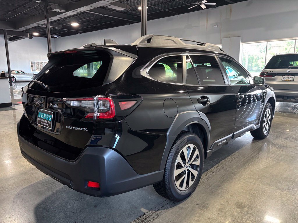 Used 2023 Subaru Outback Premium AWD/4WD image 5