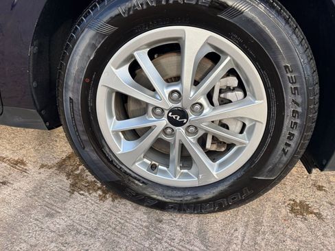 Used 2024 Kia Carnival LX image 31