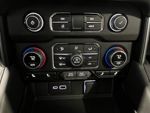 Used 2024 Chevrolet Suburban Z71 image 19